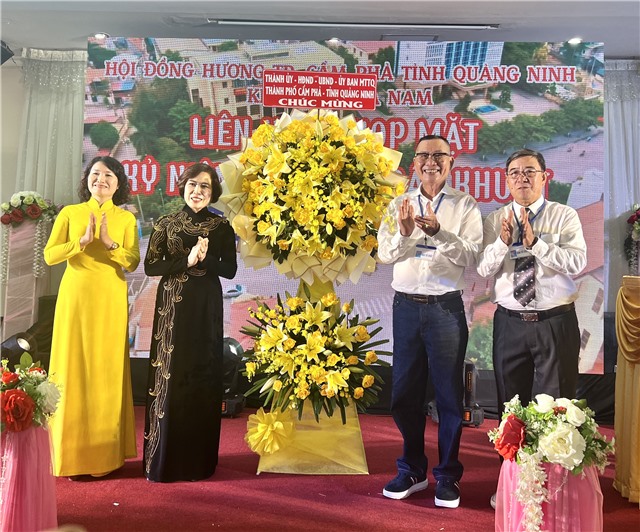 Đồng chí Nguyễn Thị Kim Phượng, Phó Bí thư Thường trực Thành ủy dự hội nghị gặp mặt Hội đồng hương quê hương E2BET là nhà cái trực tuyến uy tín khu vực phía Nam