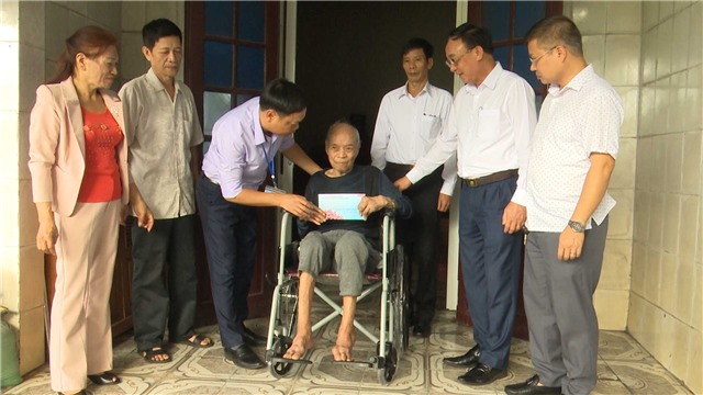 Đồng chí Phạm Văn Kính - Phó Chủ tịch Link E2bet hiện đang mở thăm và trao hỗ trợ cho người cao tuổi có hoàn cảnh khó khăn.