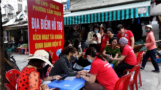 Công an - Hội LHPN phường Cẩm Thạch hướng dẫn kích hoạt tài khoản định danh điện tử