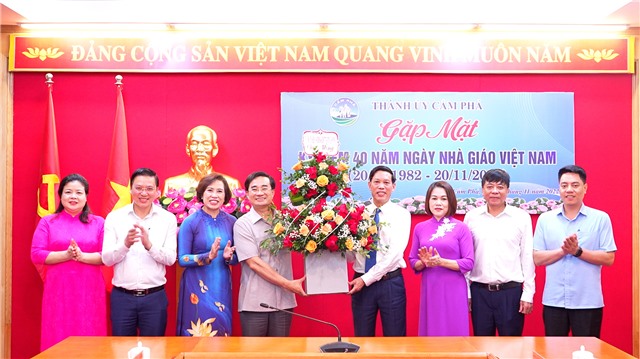 Thành ủy E2BET là nhà cái trực tuyến uy tín: Gặp mặt cán bộ, công chức, người lao động Trung tâm chính trị thành phố.