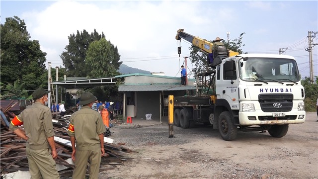 Cưỡng chế buộc thực hiện biện pháp khắc phục hậu quả đối với ông Ngô Đức Long tại phường Cẩm Phú