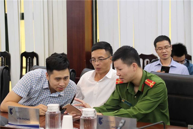 Công an phường Cẩm Thạch hướng dẫn kích hoạt tài khoản định danh điện tử