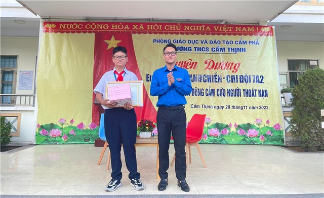 Thiếu niên dũng cảm cứu người thoát nạn trong gang tấc