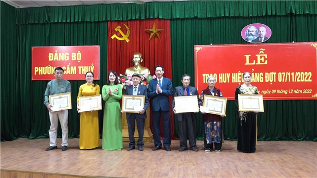 Phường Cẩm Thuỷ trao Huy hiệu Đảng đợt 7/11