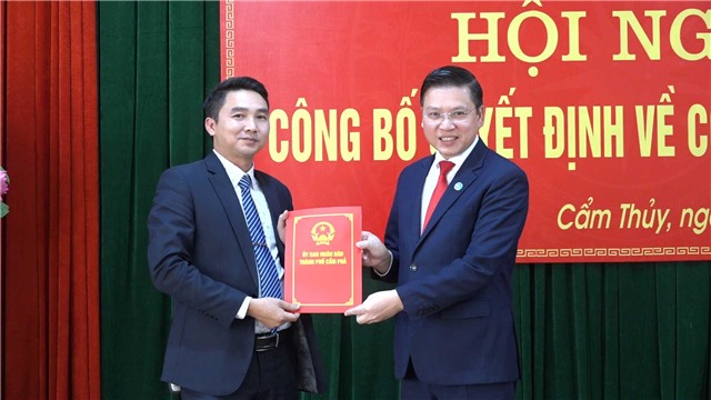 Trao E2 bet đăng nhập phê chuẩn tân Phó Chủ tịch E2 bet đá gà Cẩm Thuỷ