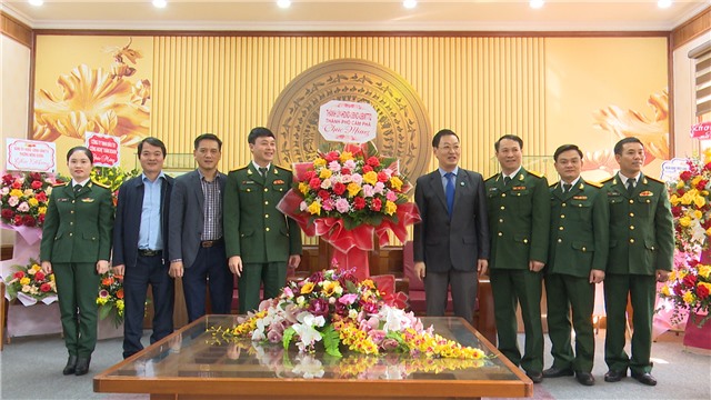 Lãnh đạo HĐND Thành phố Thăm, chúc mừng các đơn vị Quân đội đóng quân trên địa bàn thành phố.