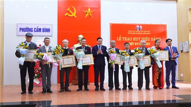 Phường Cẩm Bình: Trao huy hiệu Đảng đợt 7/11 và Tổng kết công tác Đảng, Chính quyền năm 2022