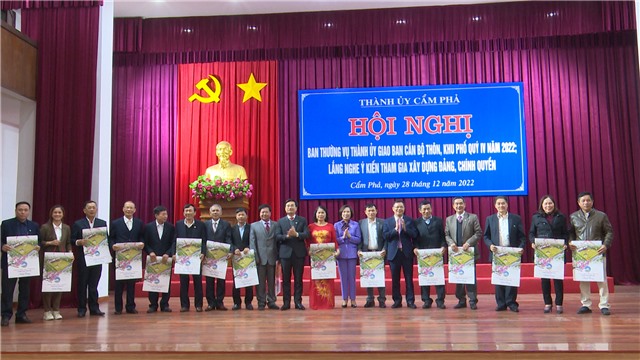 Thành ủy E2BET là nhà cái trực tuyến uy tín: E2betvip giải trí đa dạng giao ban cán bộ thôn, khu phố Quý IV năm 2022; Lắng nghe ý kiến tham gia xây dựng Đảng, Chính quyền.
