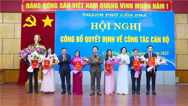 Công bố các quyết định về công tác cán bộ