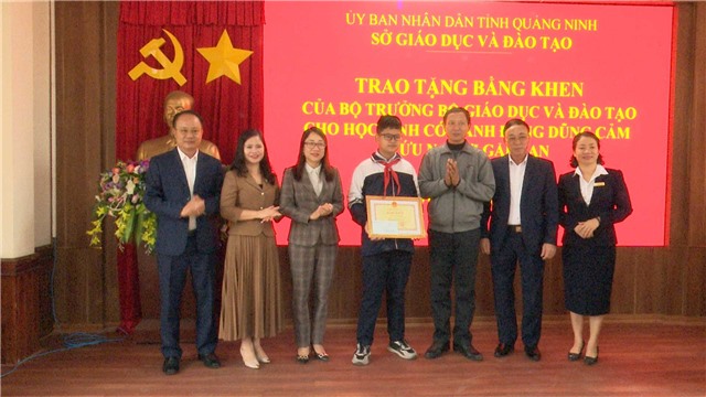 Trao Bằng khen của Bộ trưởng BGD& ĐT cho Link E2bet trò chơi giải trí thú vị dũng cảm cứu người.