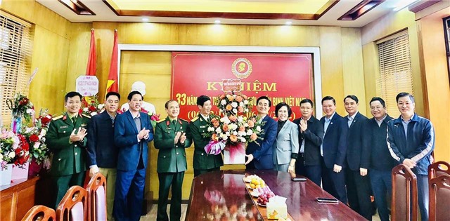 Các đồng chí Lãnh đạo thành phố chúc mừng Hội CCB thành phố nhân kỷ niệm  33 năm ngày thành lập