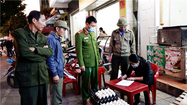 Phường Cẩm Thạch ra quân kiểm tra, xử lý vi phạm đảm bảo TTĐT và ATGT
