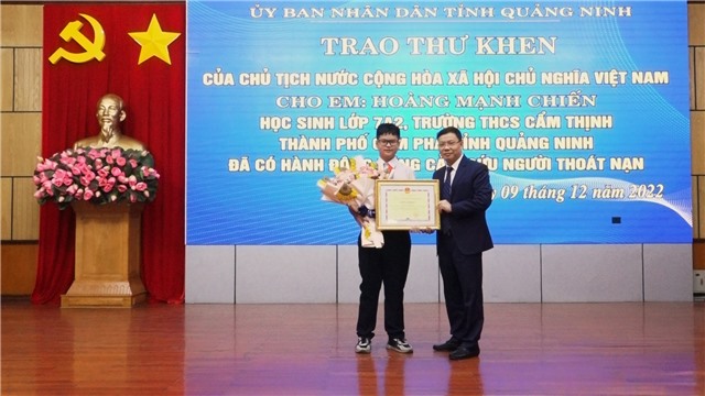 Trao Thư khen của Chủ tịch nước cho Thiếu niên dũng cảm cứu người