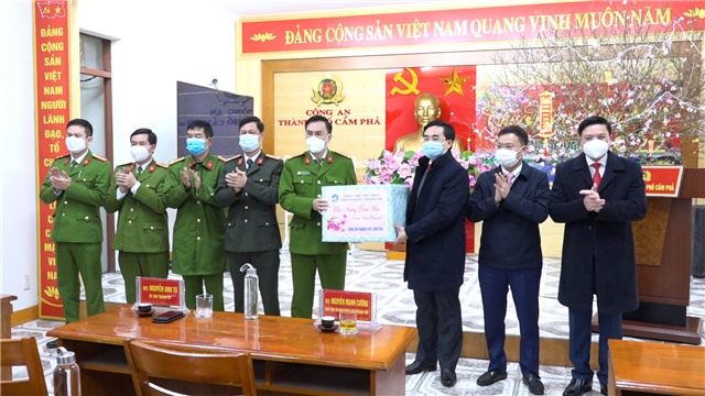 Bí thư Thành uỷ thăm, chúc Tết các đơn vị trực đêm giao thừa
