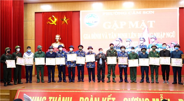 Phường Cẩm Sơn gặp mặt, tặng quà tân binh trước khi lên đường nhập ngũ