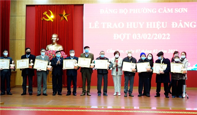 Phó Bí thư Thường trực Thành ủy Nguyễn Thị Kim Phượng trao huy hiệu Đảng tại phường Cẩm Sơn