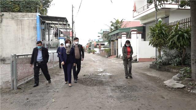Phó Bí thư Thường trực Thành uỷ Nguyễn Thị Kim Phượng dự sinh hoạt chi bộ tại Khu Nam Sơn 2, phường Cẩm Sơn