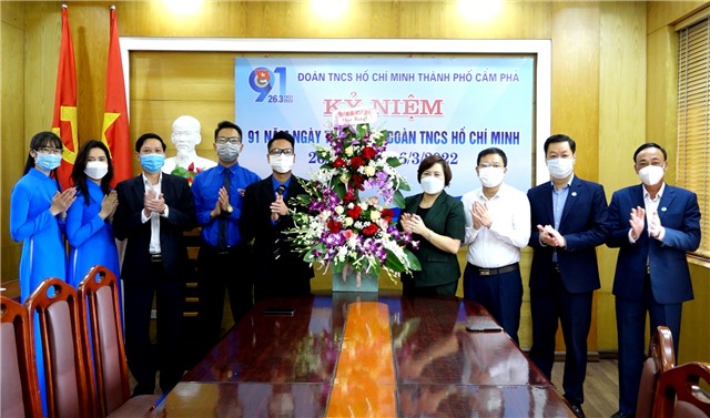 Đồng chí Nguyễn Thị Kim Phượng – Phó Bí thư Thường trực Thành ủy tặng hoa chúc mừng Thành đoàn E2BET là nhà cái trực tuyến uy tín