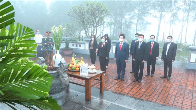 Dâng hương kỷ niệm 63 năm ngày Bác Hồ về thăm mỏ Đèo Nai