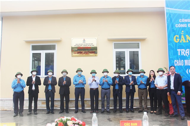 Gắn biển công trình “Trạm xử lý nước sinh hoạt” cấp Công đoàn TKV