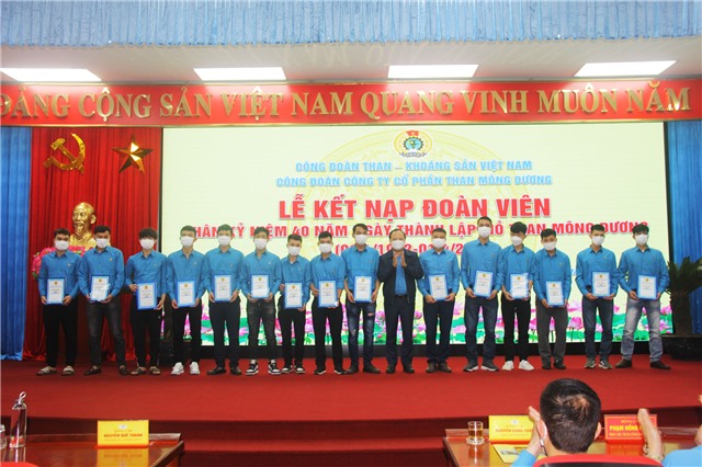 Kết nạp đoàn viên Công đoàn nhân dịp 40 năm thành lập Mỏ than Mông Dương 1/4 (1982 - 2022)