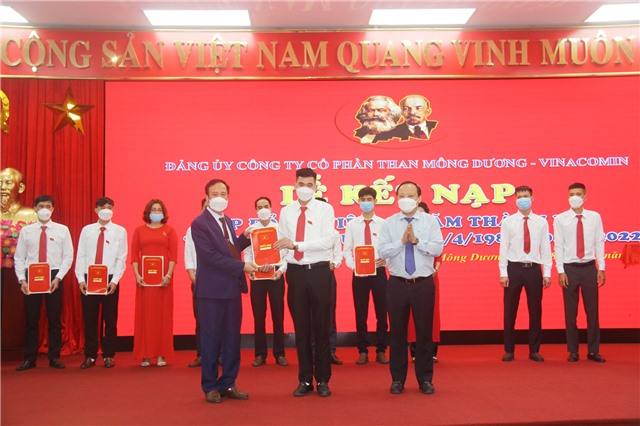 Kết nạp 12 Đảng viên lớp 40 năm thành lập Mỏ than Mông Dương 1/4 (1982 - 2022)