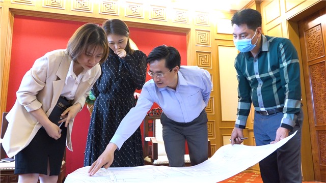 Bí thư Thành uỷ tháo gỡ khó khăn của Công ty TNHH may mặc Hoa Lợi Đạt (Quảng Ninh) Việt Nam