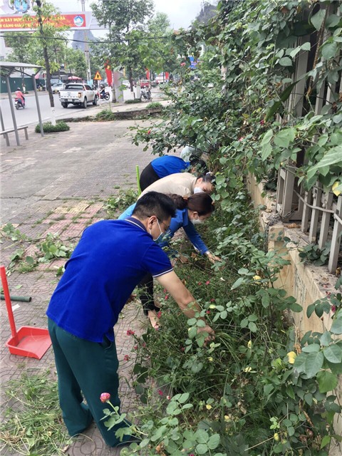 Phường Cẩm Thạch ra quân vệ sinh môi trường chào mừng kỷ niệm 47 năm Ngày Giải phóng miền Nam (30/4/1975 - 30/4/2022)