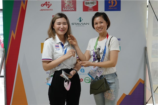 Trao trả dây chuyền vàng bị đánh rơi cho thành viên đội bóng Thái Lan