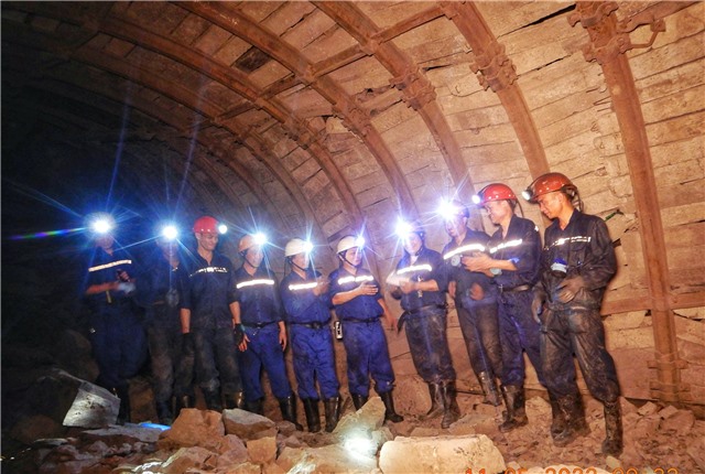 Than Mông Dương: Động viên đơn vị khó khăn đặc thù nhân dịp Tháng Công Nhân - Tháng Hành động về ATVSLĐ năm 2022