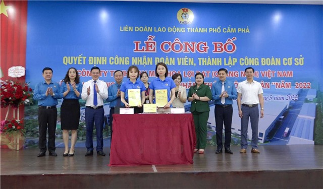 Công bố quyết định công nhận công đoàn cơ sở công ty TNHH May mặc Hoa Lợi Đạt.