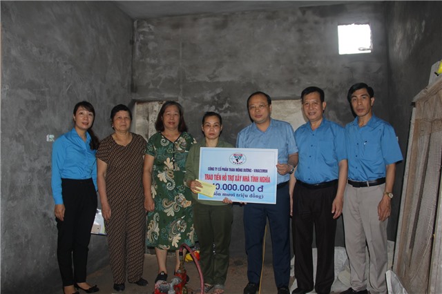 Công đoàn than Mông Dương trao kinh phí sửa nhà cho gia đình chính sách