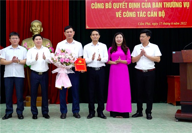 Công bố quyết định về công tác cán bộ tại phường Cẩm Trung