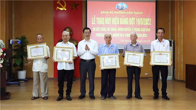 Cẩm Thạch : Long trọng trao huy hiệu Đảng đợt 19 – 5 – 2022