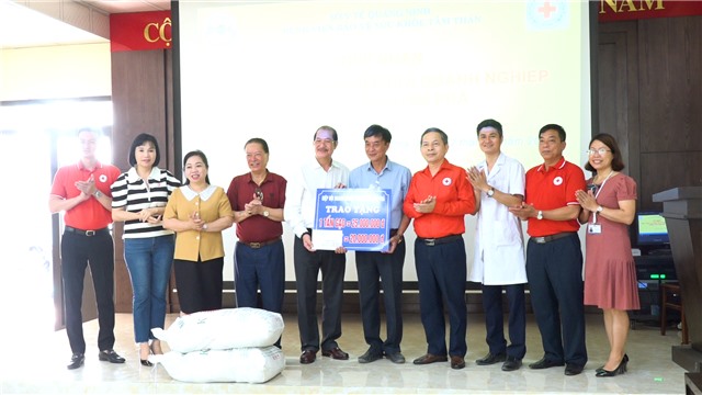 Hiệp hội E2betVip3 - Hội Tụ Đẳng Cấp, Chinh Phục Mọi Kèo thành phố tặng quà hỗ trợ các Bệnh viện trên địa bàn tỉnh