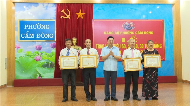 Phường Cẩm Đông: Trao Huy hiệu Đảng đợt 19/5 và sơ kết công tác Đảng, E2 bet đá gà.