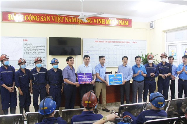 Công Đoàn TKV tặng quà động viên các phân xưởng tiêu biểu Than Mông Dương