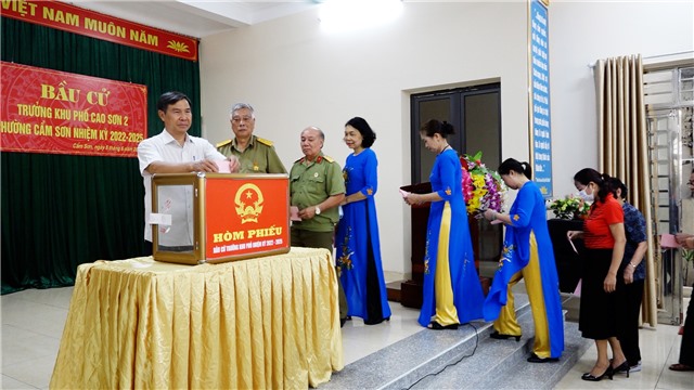 Đồng chí Nguyễn Thị Kim Phượng – Phó Bí thư Thường trực Thành uỷ dự khai mạc bầu cử Trưởng, thôn khu phố tại phường Cẩm Sơn