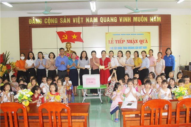 Công đoàn TKV thăm, tặng quà Tết thiếu nhi tại trường mầm non Mông Dương