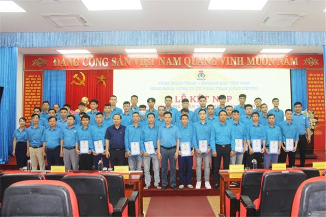 Công đoàn than Mông Dương kết nạp 37 đoàn viên nhân dịp Tháng Công nhân năm 2022