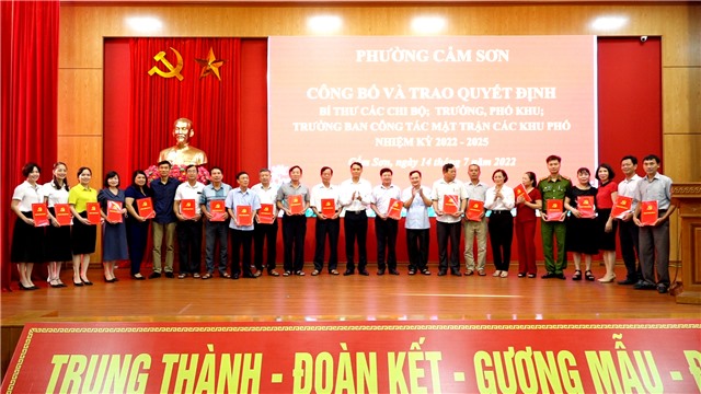 Phường Cẩm Sơn công bố và trao quyết định Bí thư Chi bộ, Trưởng, phó, Trưởng Ban công tác mặt trận khu phố