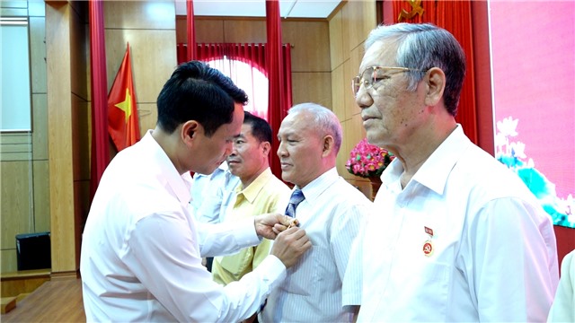 Đảng ủy phường Cẩm Sơn tổ chức trao Huy hiệu Đảng đợt 19/5