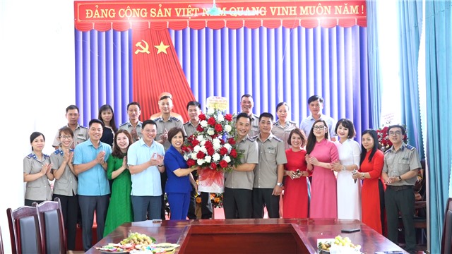 Lãnh đạo thành phố chúc mừng kỷ niệm 76 năm Ngày truyền thống Thi hành án dân sự
