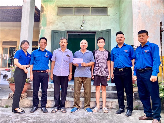 Tuổi trẻ Cẩm Thạch thăm hỏi tặng quà các gia đình chính sách nhân dịp kỷ niệm 75 năm ngày Thương binh - Liệt sĩ