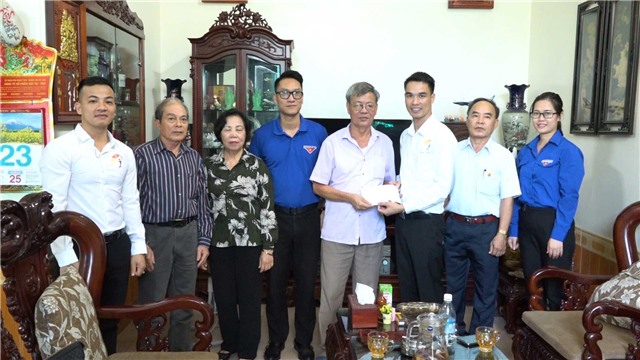 CLB Đầu tư & Khởi nghiệp E2BET là nhà cái trực tuyến uy tín thăm, tặng quà tri ân các gia đình chính sách, người có công với cách mạng