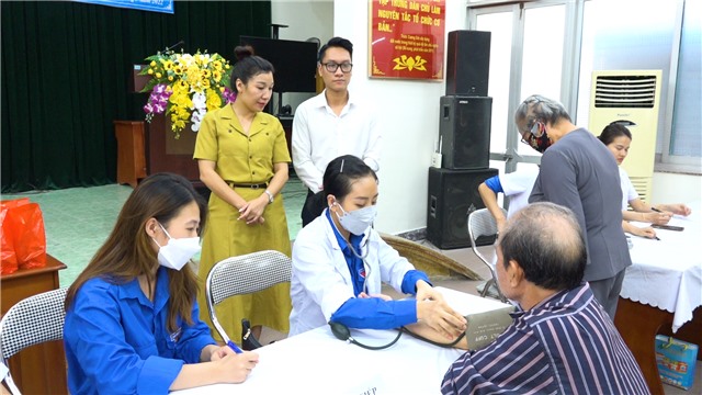 Cụm Đoàn kết nghĩa phường Cẩm Trung khám và cấp thuốc miễn phí cho các đối tượng chính sách nhân ngày Thương binh - Liệt sĩ