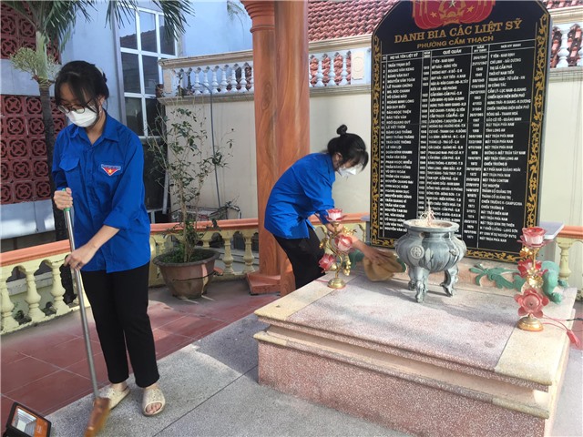 Đoàn phường Cẩm Thạch dọn vệ sinh Nhà bia ghi danh các liệt sĩ
