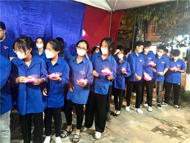 Phường Cẩm Thạch thắp nến tri ân các anh hùng liệt sĩ