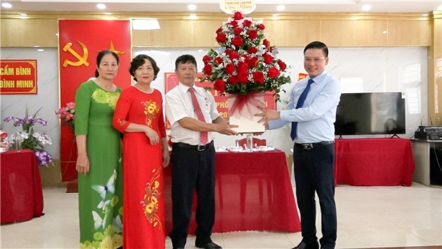 Đồng chí Đinh Ngọc Chiến - Ủy viên BTV Thành ủy, Phó Chủ tịch Thường trực UBND thành phố dự đại hội chi bộ khu Bình Minh.