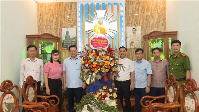 Đồng chí Đinh Ngọc Chiến - Ủy viên BTV Thành ủy, Phó Chủ tịch Thường trực UBND thành phố tặng hoa Mừng Lễ Quan Thầy tại Giáo xứ Cửa Ông.